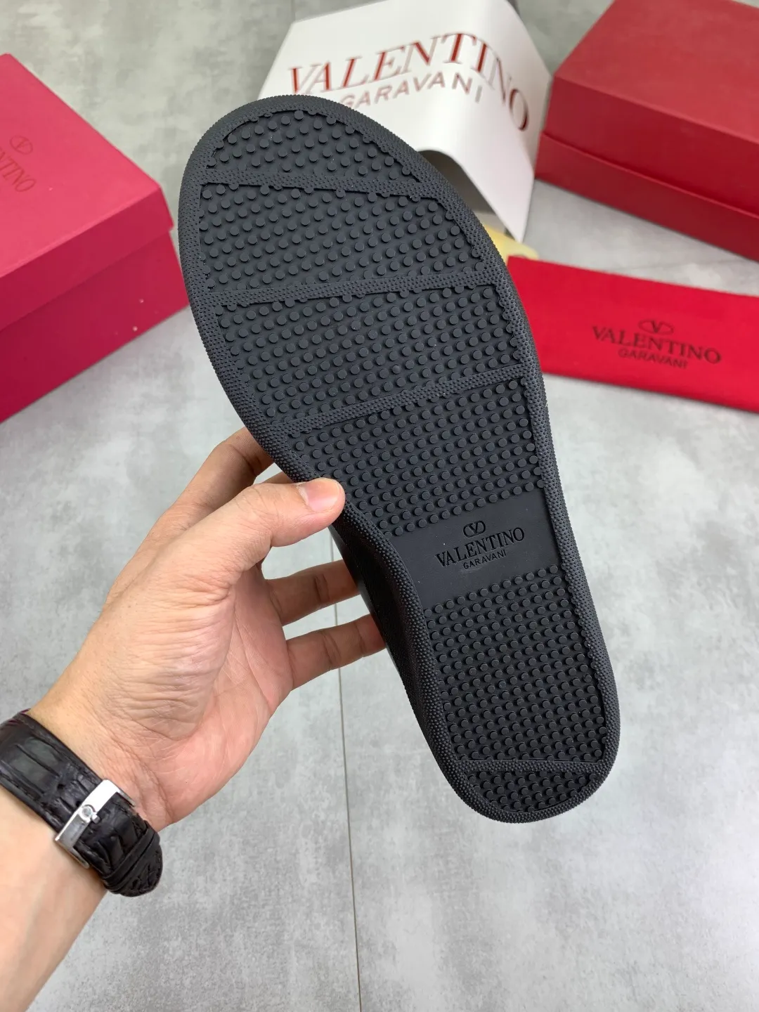 Men's men's shoes 💰P520 New style 💰 Top version Valentino Valentino 25/ Royco series Cherry 🍒Couple style Casual sneakers White shoes Original purchase and development Production Classic and timeless low-top sneakers outline a lazy silhouette, supplemented by low-key and restrained brand details, evolved into a must-have item in the wardrobe, comfortable and versatile!  ✔️Fabric: Original customized first-layer cowhide ✔️Inner lining: Imported breathable sheep lining ✔️Sole: Original molded anti-slip rubber material ✔️Size: 38-45
